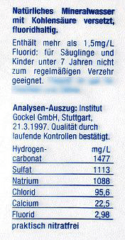 Deklaration auf der Mineralwasserflasche sagt deutlich, dass dieses Wasser sich zum Beispiel nicht zur Zubereitung von Kinderbreien oder von Flaschennahrung