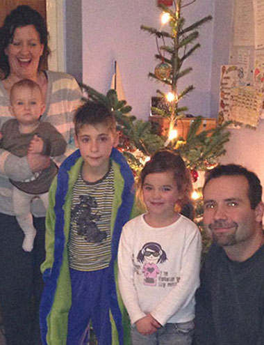 Dr. Thomas Baum mit den Kindern zu Weihnachten